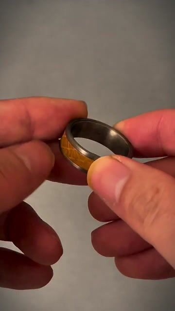 Bague homme Tungstène avec Ruban Bois chêne video