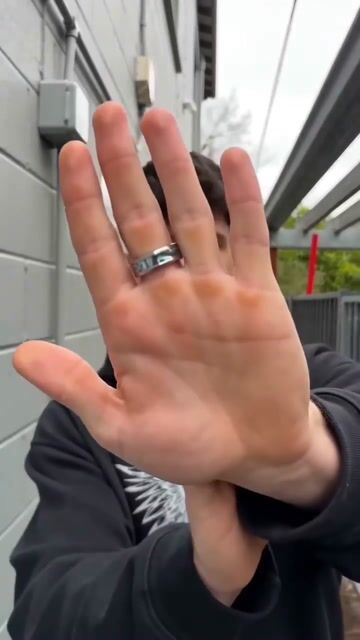 Anillo de boda de titanio con nácar abulón – brillo natural y refinamiento video