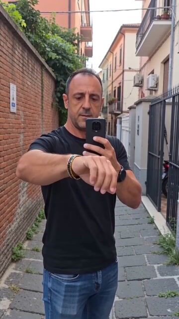 Bracciale da uomo in ceramica nera con catena magnetica placcata in oro video