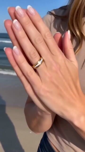 Titanium Gold-Plated Eternity Ring with Zircons – Timeless Elegance video