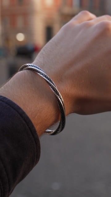 Bracelet jonc en acier inoxydable à motifs chevrons – Ajustable 5 mm video