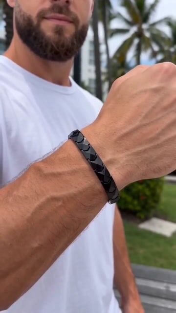 Bracciale uomo in ceramica nera piramide con magneti video