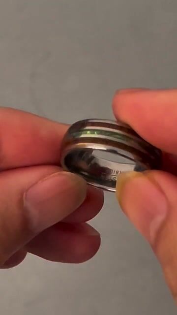Bague Alliance Carbure de Tungstène Incrustation Bois & Nacre video