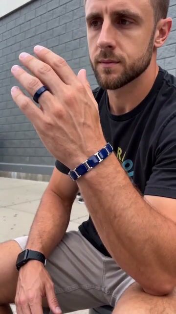 Bracciale uomo in ceramica blu finitura lucida video