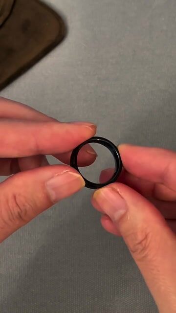 Bague homme tungstene rainure central ligne bleue personnalisable video