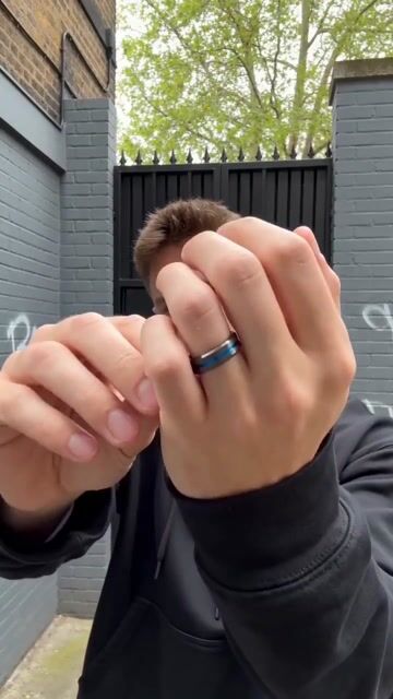 Bicolor titanium trouwring blauw en zwart – moderne elegantie video