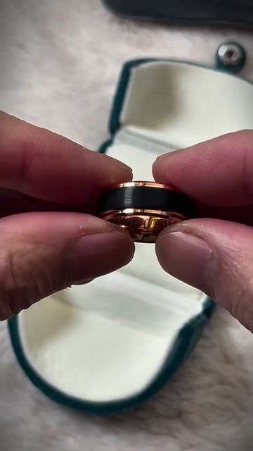 Bague Alliance Homme en Tungstène Noir Brossé – Intérieur et Bords Plaqués Or Rose video