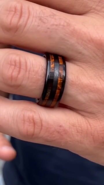 Anello da uomo in tungsteno nero con due inserti in legno video