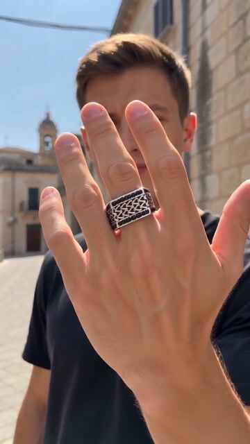 Bague chevalière homme en acier 316L avec zircons noirs personnalisable video