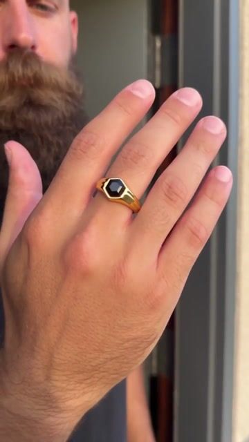 Chevalière en acier inoxydable avec onyx noir hexagonal – Personnalisable video