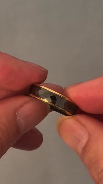 Zwarte Keramieken Ring met Facetten – Elegante glans en minimalistische stijl video