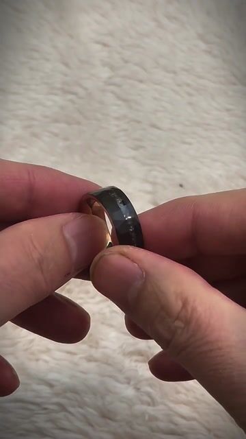 Bague Tungstène Noir Brossé martelé serti Marbre video