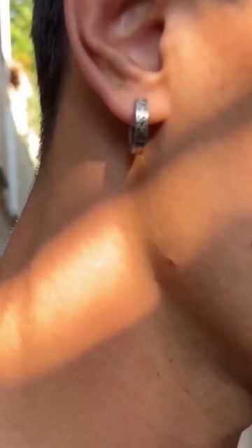 Boucles d'oreilles créoles en acier inoxydable motifs arabesques celtique. video